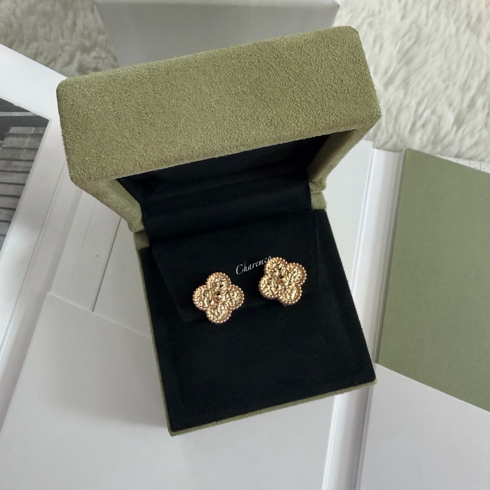 NEW! RARE✨Van cleef arpels VCA 18K YG Vintage Hammered Alhambra Small Earrings - Picture 2 of 7